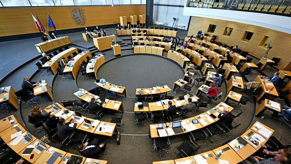 Im Thüringer Landtag wird derzeit über die Personalpolitik der rot-rot-grünen Landesregierung gestritten.