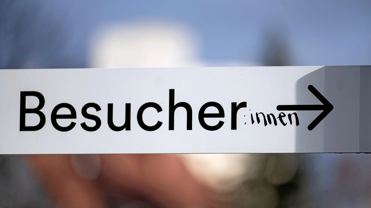 Das Wort „Besucher“ ist auf einem Schild mit dem Zusatz „:innen“ versehen. Geschlechtergerechte Sprache scheidet die Geister – und die Parteien.