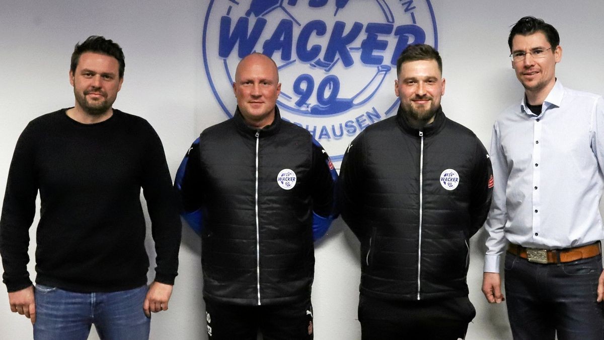 Präsident Torsten Klaus, Christian Baethge, Maximilian Dentz und Vizepräsident Philipp Hoinkis (von links) präsentieren den neuen Trainer Maximilian Dentz (Zweiter von rechts).