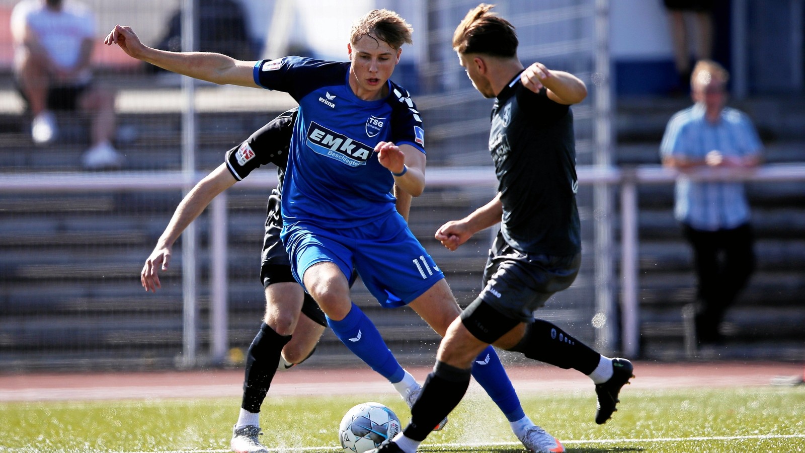 Hoffnungsträger Jona Niemiec unterschreibt Profivertrag