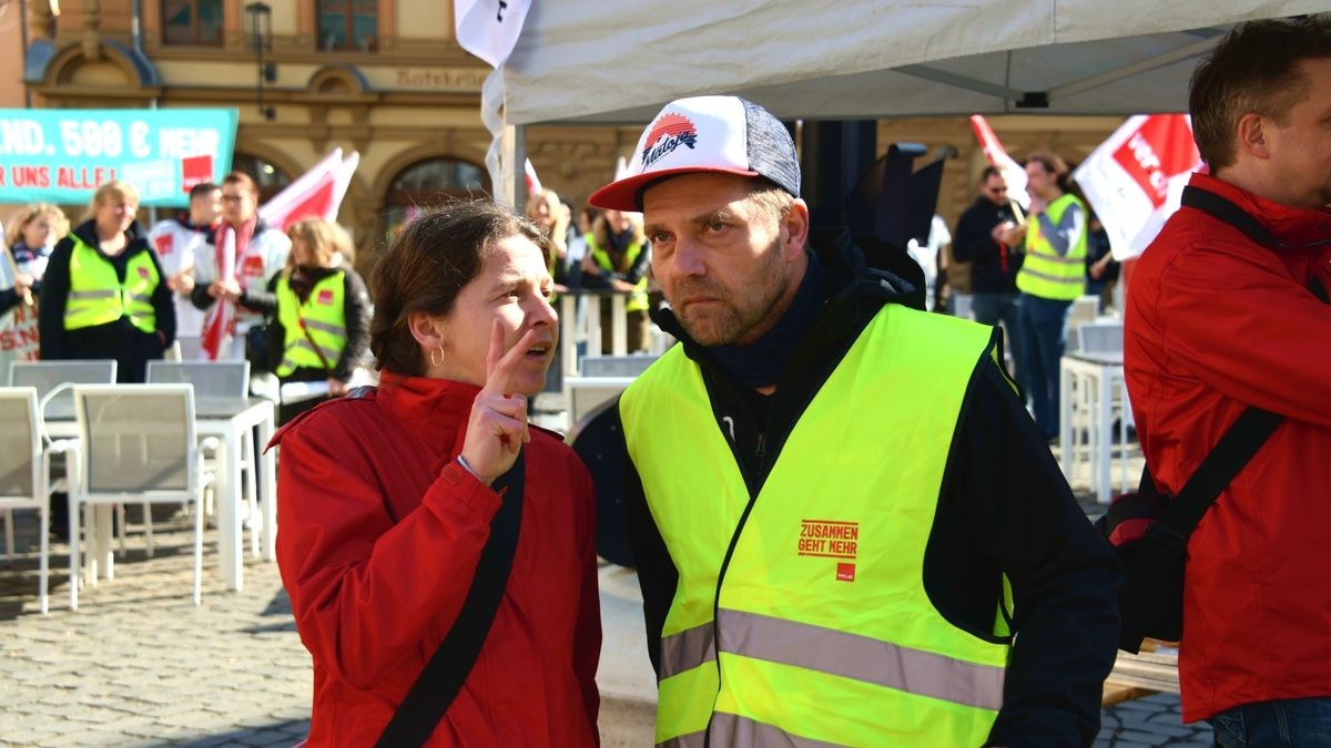 Aus diesem Grund streikten in der Stadt Gotha rund 300 Mitarbeiter der städtischen Kitas, Stadtbad, Landratsamt, Stadtverwaltung und des Dienstleistungszentrums der Bundeswehr Ohrdruf und Gotha.