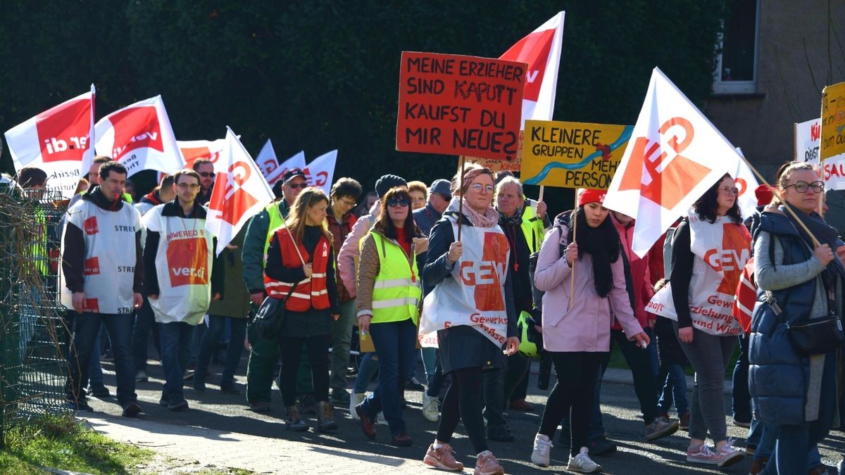 Aus diesem Grund streikten in der Stadt Gotha rund 300 Mitarbeiter der städtischen Kitas, Stadtbad, Landratsamt, Stadtverwaltung und des Dienstleistungszentrums der Bundeswehr Ohrdruf und Gotha.