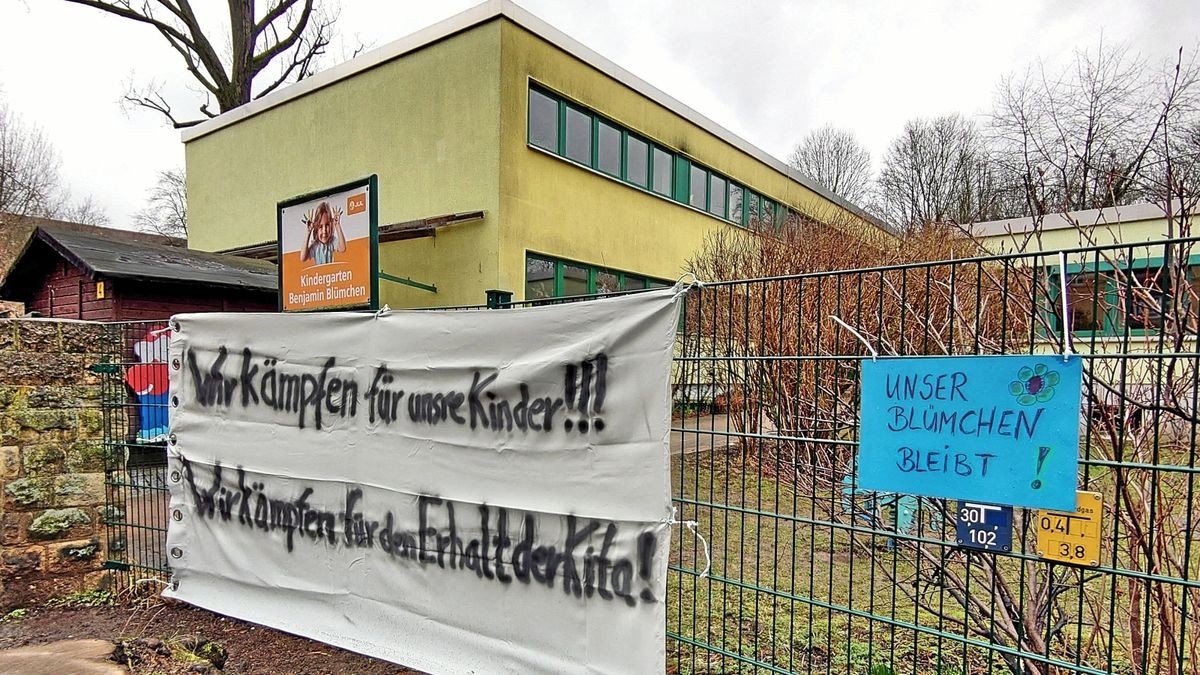 Bei Benjamin Blümchen wird der Protest gegen die drohende Kindergarten-Schließung auf Transparenten deutlich sichtbar gemacht.