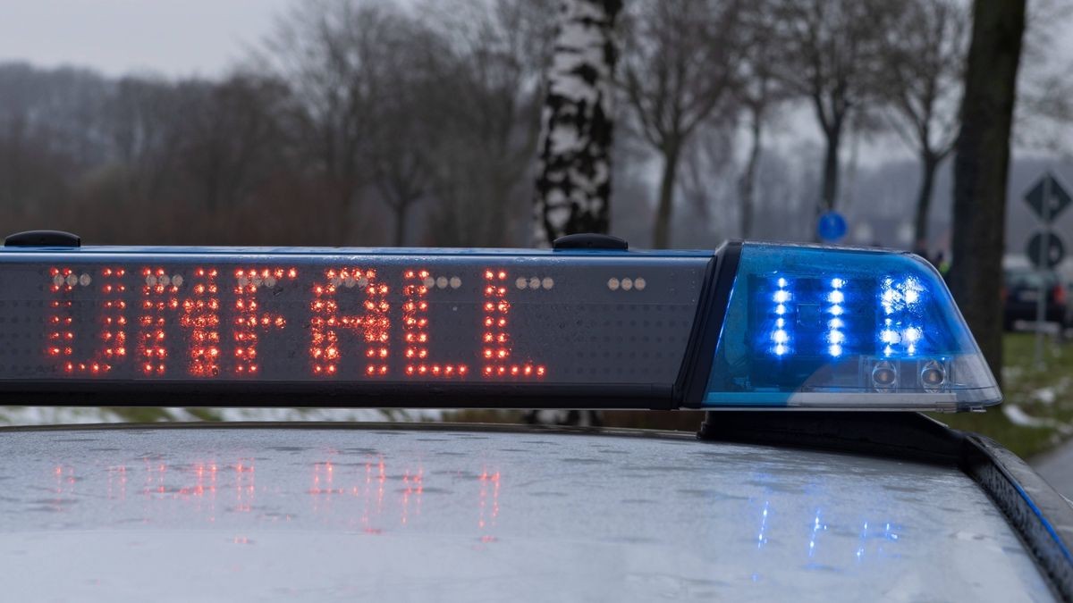 Bei einem schweren Verkehrsunfall sind am Freitagabend vier Jugendliche verletzt worden. (Symbolbild)