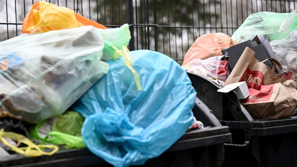 Warnstreiks führen in Thüringer Städten zu überfüllten Mülltonnen. (Symbolfoto)