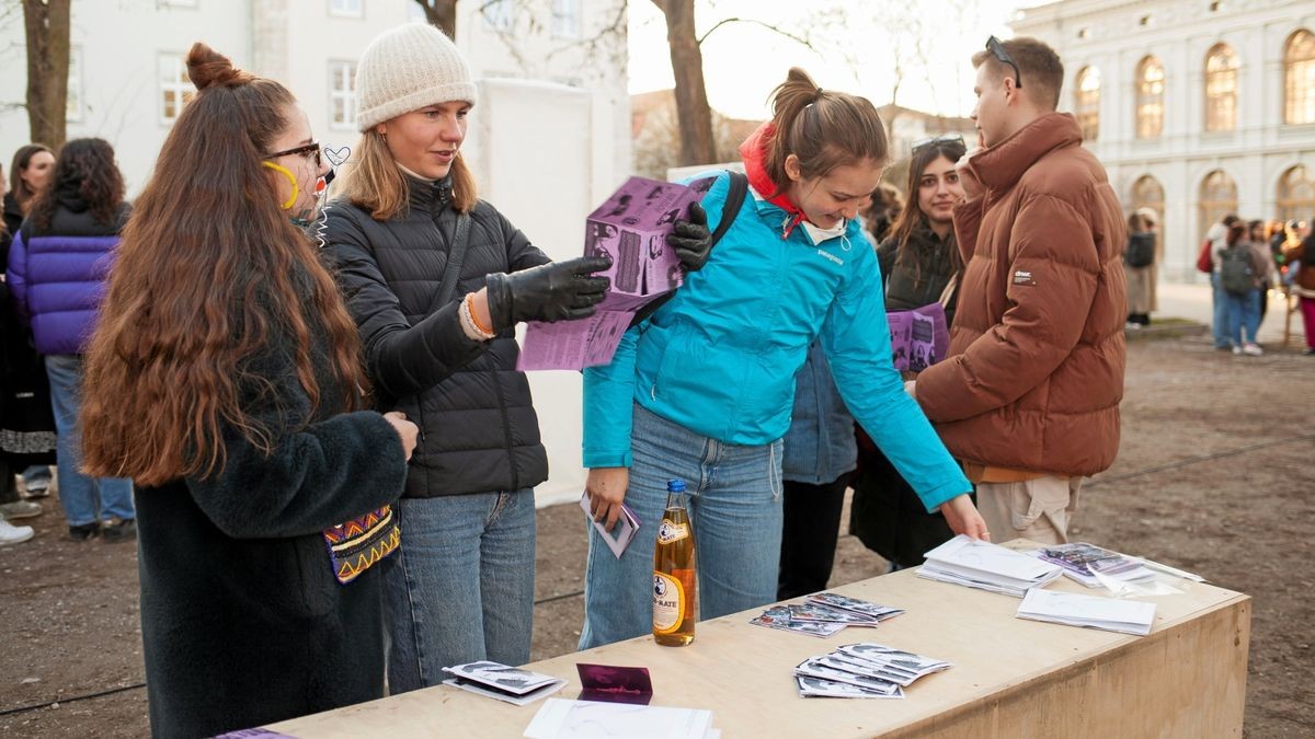 Internationale Studierende erkunden Weimar während der „Bauhaus Spring School