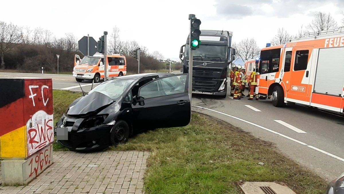 Beim Linksabbiegen ist die Fahrerin mit den Sattelschlepper zusammengeprallt.