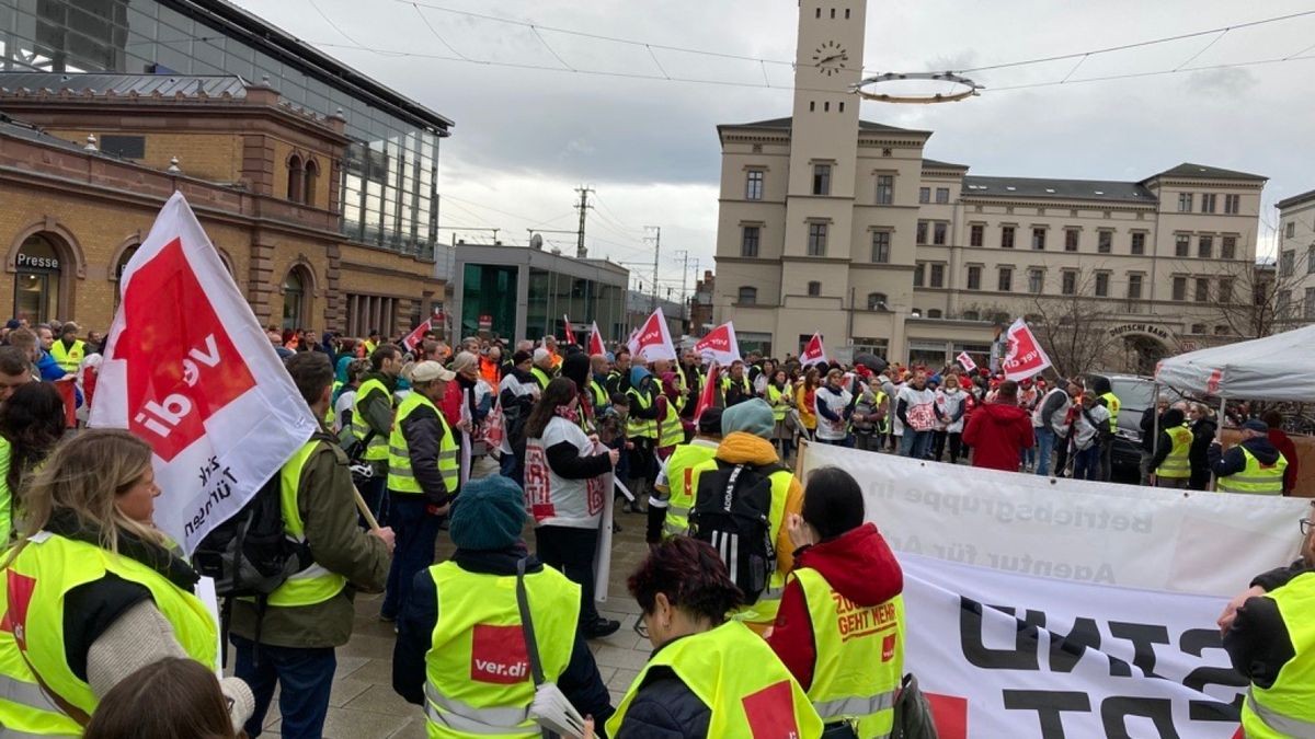 Auftakt der Kundgebung war am Freitag in Erfurt auf dem  Bahnhofsvorplatz.