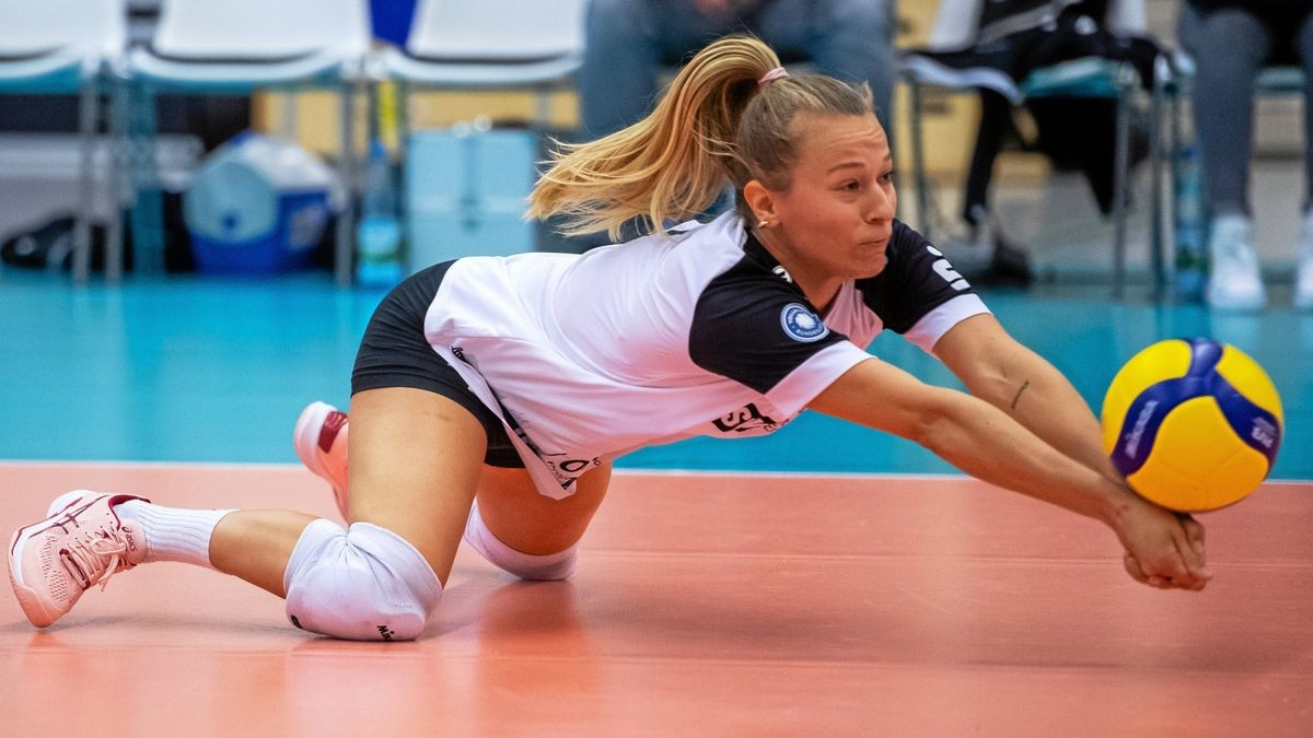 Stark in der Annahme: Antonia Stautz kratzt den Ball vom Boden.