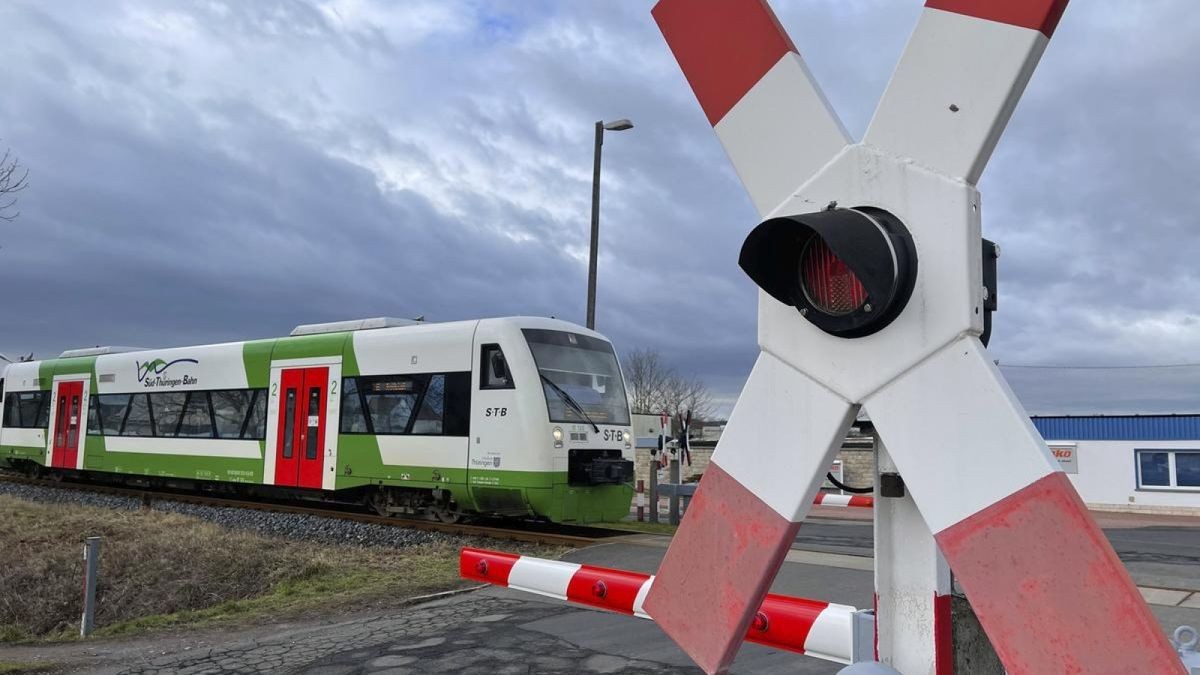 Reisende sollten am Montag geplante Fahrten möglichst verschieben oder sich anderweitig organisieren. (Symbolbild).