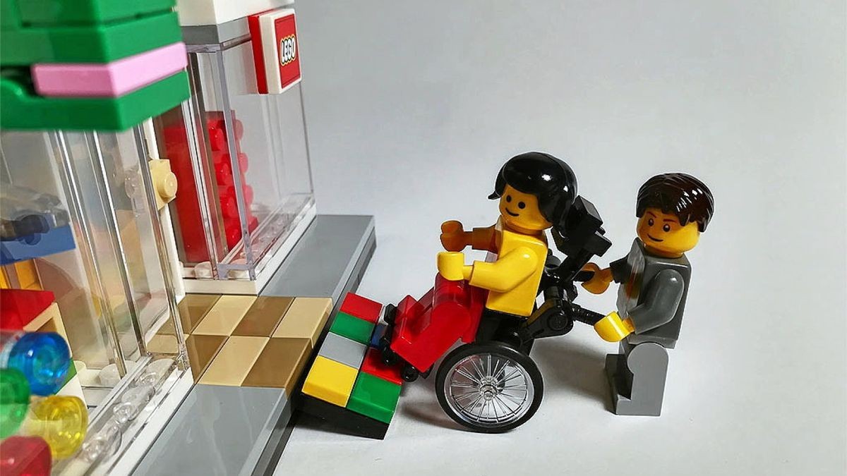 Eine Rollstuhlrampe aus Lego-Steinen soll vor einem Ilmenauer Café eingeweiht werden. 