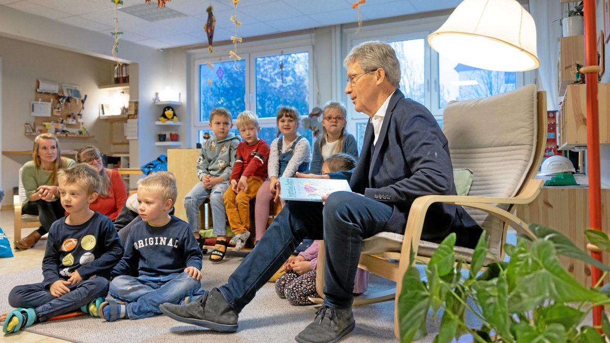 Bildungsminister Helmut Holter (Linke) beim „Vorlesetag“ in einem Erfurter Kindergarten (Archivfoto).