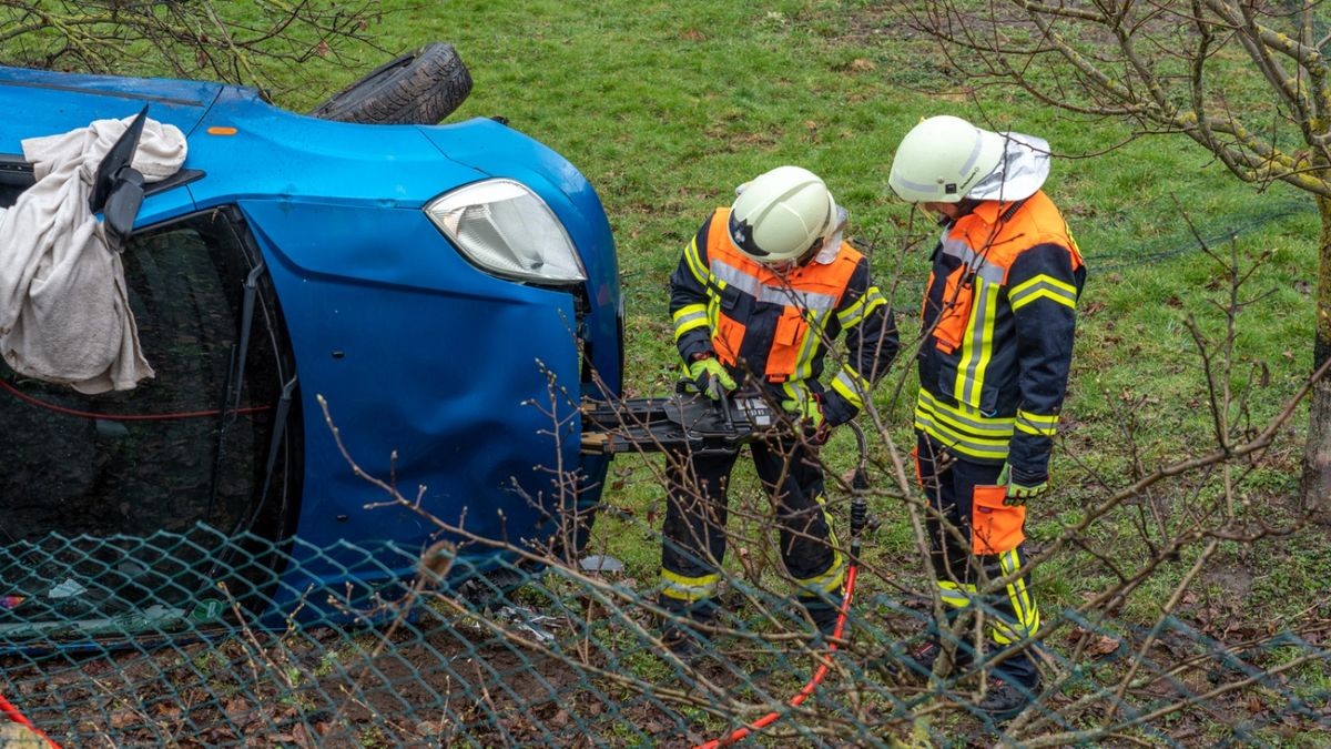 ...,doch das Fahrzeug schleuderte über einen Bordstein, rutschte eine kleine, angrenzende Anhöhe hinauf, überschlug sich und stürzte in einen Garten. 