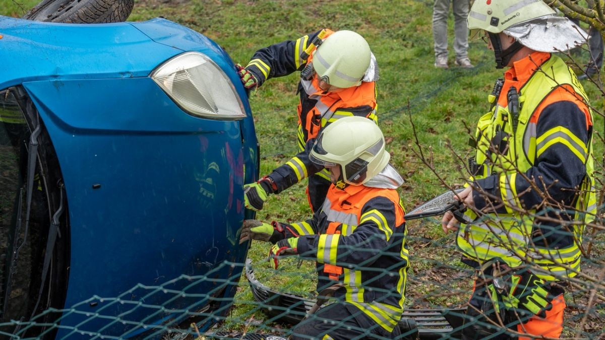 Neben der Feuerwehr Blankenhain wurden auch drei Rettungswagen und ein Notarzt zur Versorgung der Jugendlichen nach Meckfeld geschickt. 