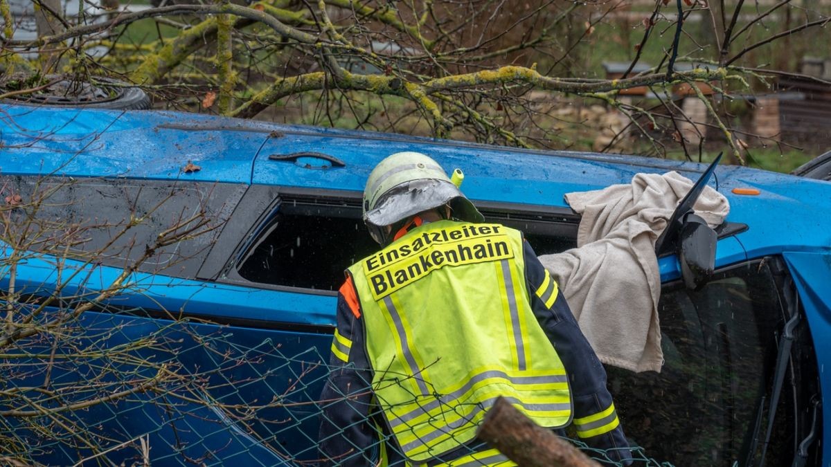 Die Feuerwehr stellte den Brandschutz sicher, indem die Batterie des Fahrzeuges abgeklemmt wurde. 