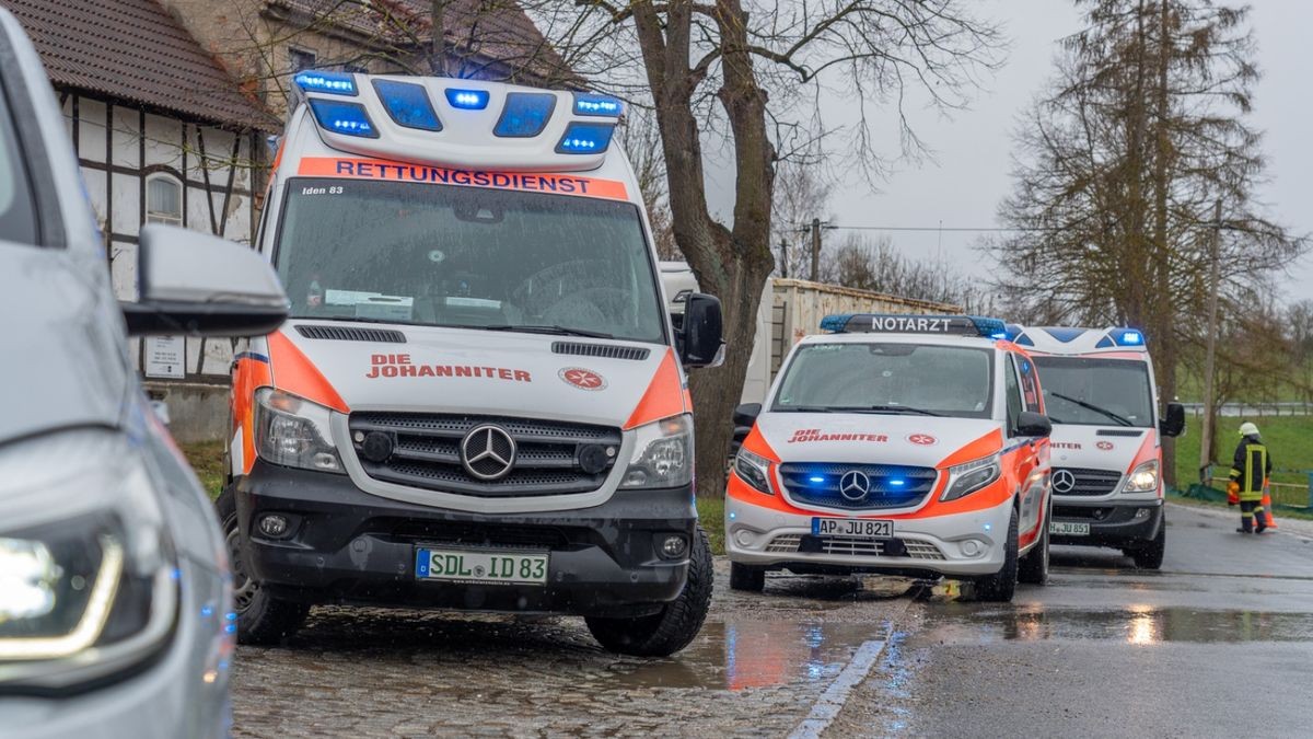 Für die Dauer der Rettungsarbeiten und Unfallaufnahme war die Durchgangsstraße voll gesperrt. 