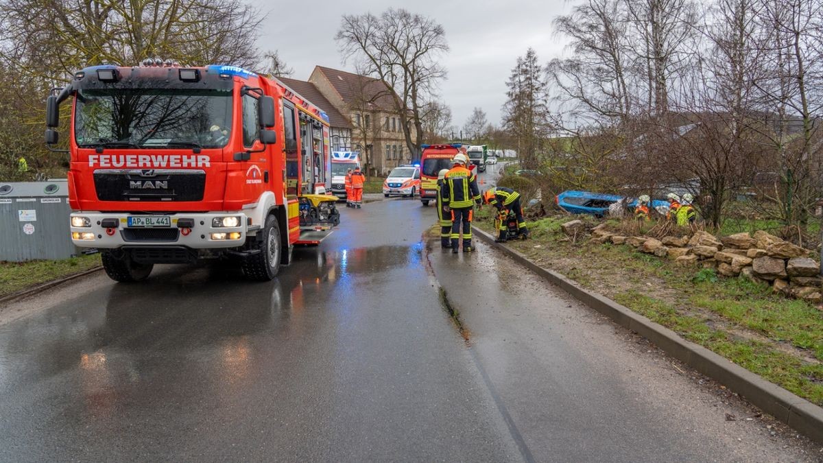 Laut den Informationen war er mit seinem Ford Fiesta und zwei Mitschülern gerade auf dem Heimweg, als er am Ortseingang auf regennasser Fahrbahn die Kontrolle verlor. 