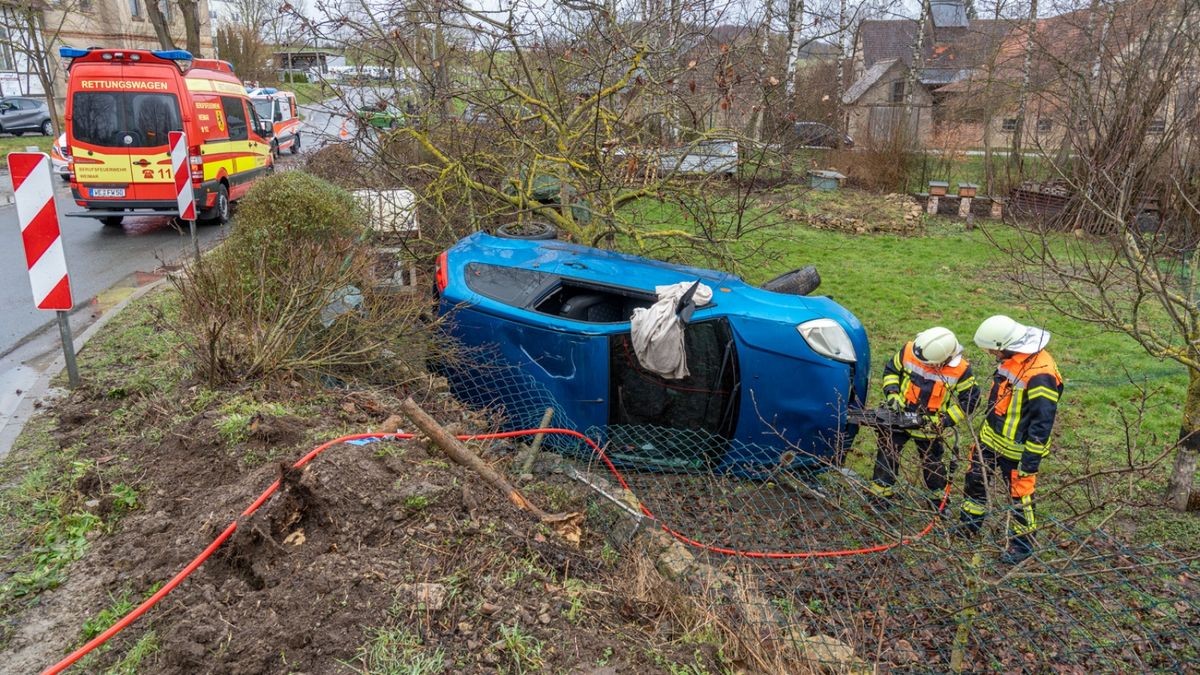 Ein Fahranfänger ist am Freitagmittag im Blankenhainer Ortsteil Meckfeld mit seinem Auto von der Straße abgekommen. 