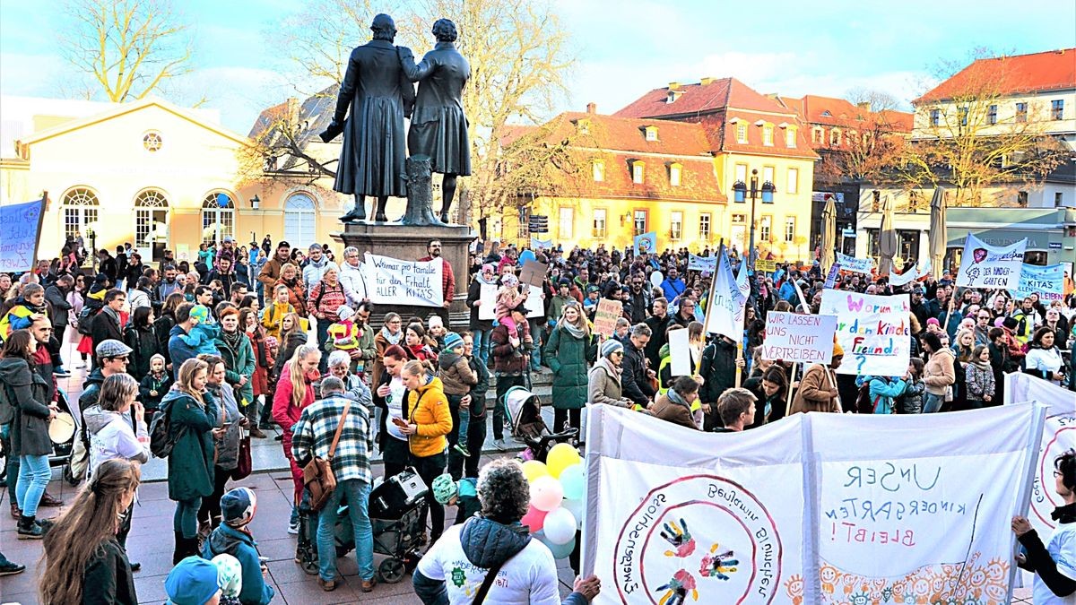 Übervoll war am späten Freitagnachmittag der Theaterplatz bei der Demonstration für den Erhalt der Kindergärten Am Goethepark, Benjamin Blümchen und Zwergenschloss.