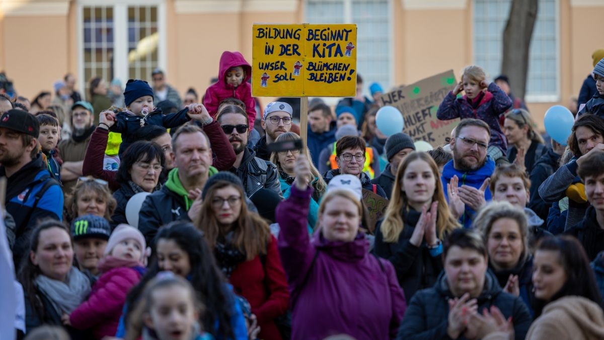 Für den Erhalt der Kindergärten Am Goethepark, Benjamin Blümchen und Zwergenschloss haben am Freitag Hunderte Menschen in Weimar demonstriert.