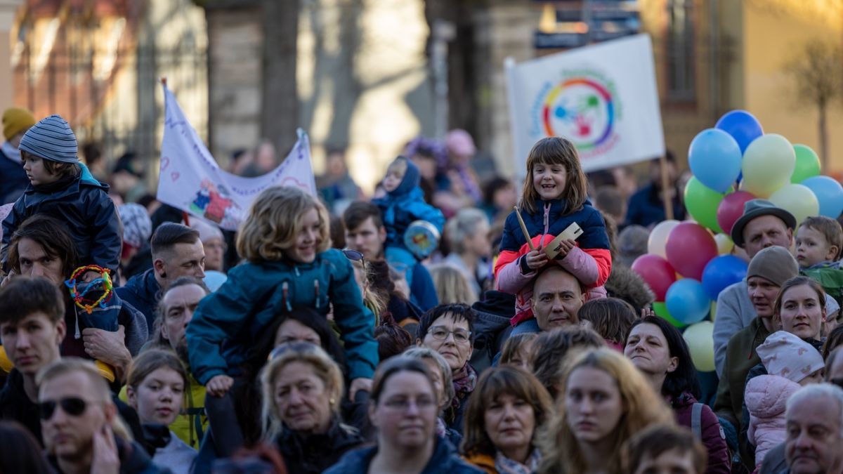 Für den Erhalt der Kindergärten Am Goethepark, Benjamin Blümchen und Zwergenschloss haben am Freitag Hunderte Menschen in Weimar demonstriert.