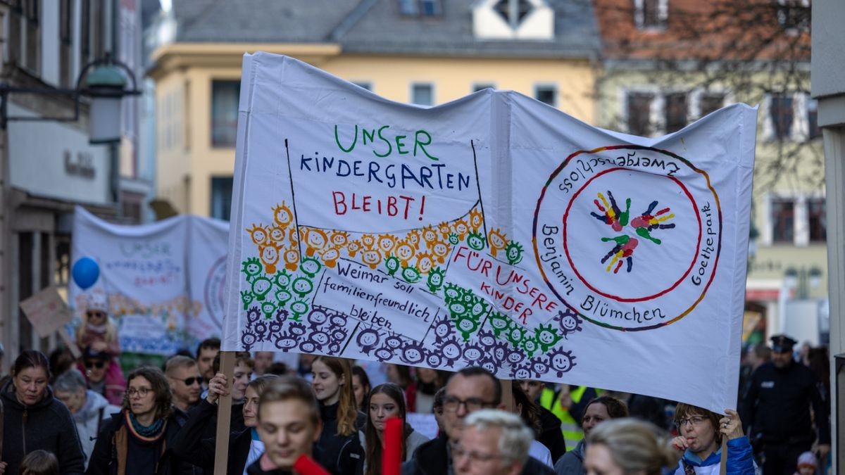 Für den Erhalt der Kindergärten Am Goethepark, Benjamin Blümchen und Zwergenschloss haben am Freitag Hunderte Menschen in Weimar demonstriert.