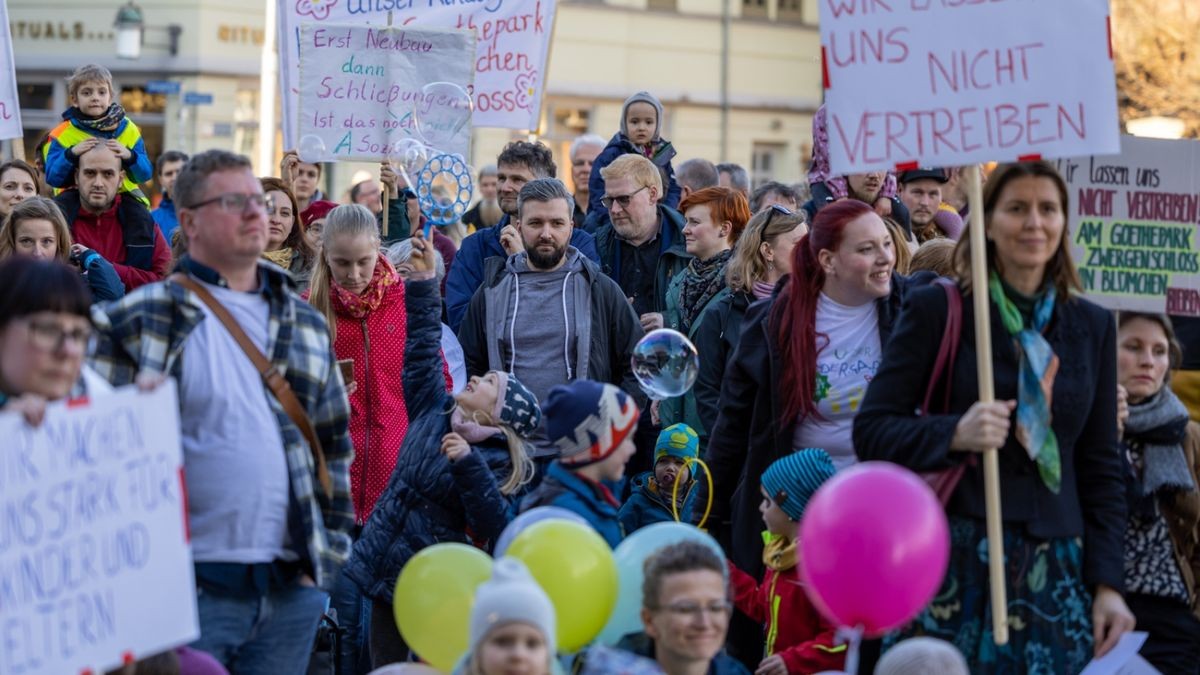 Für den Erhalt der Kindergärten Am Goethepark, Benjamin Blümchen und Zwergenschloss haben am Freitag Hunderte Menschen in Weimar demonstriert.