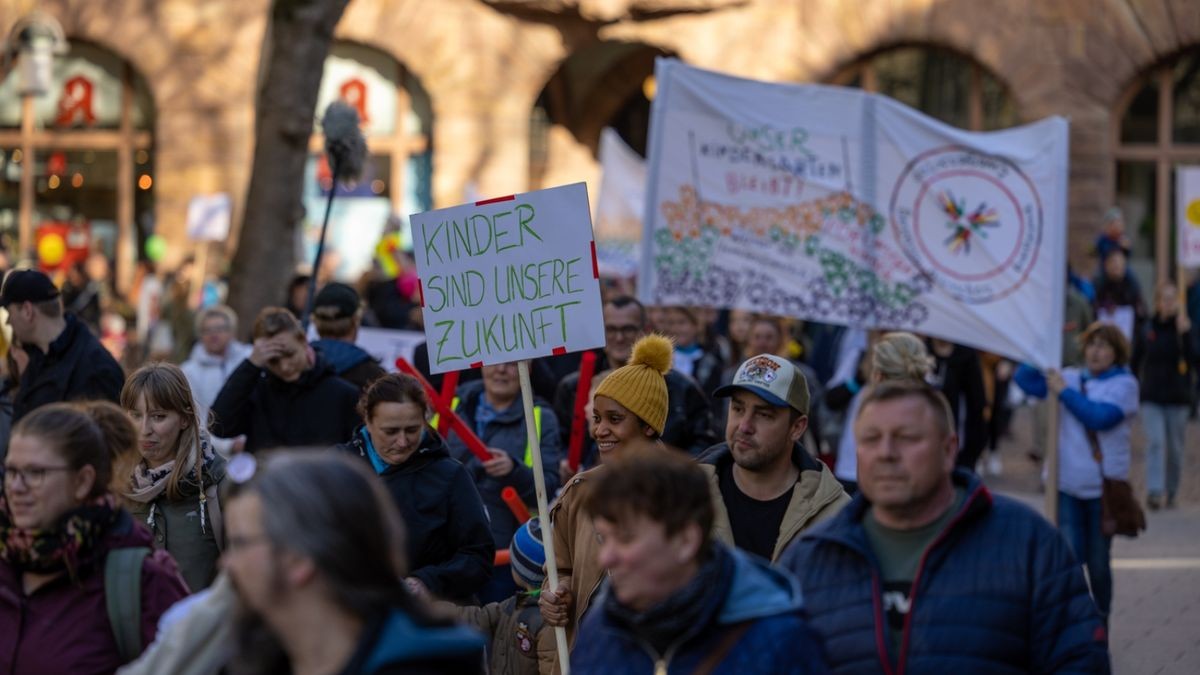 Für den Erhalt der Kindergärten Am Goethepark, Benjamin Blümchen und Zwergenschloss haben am Freitag Hunderte Menschen in Weimar demonstriert.