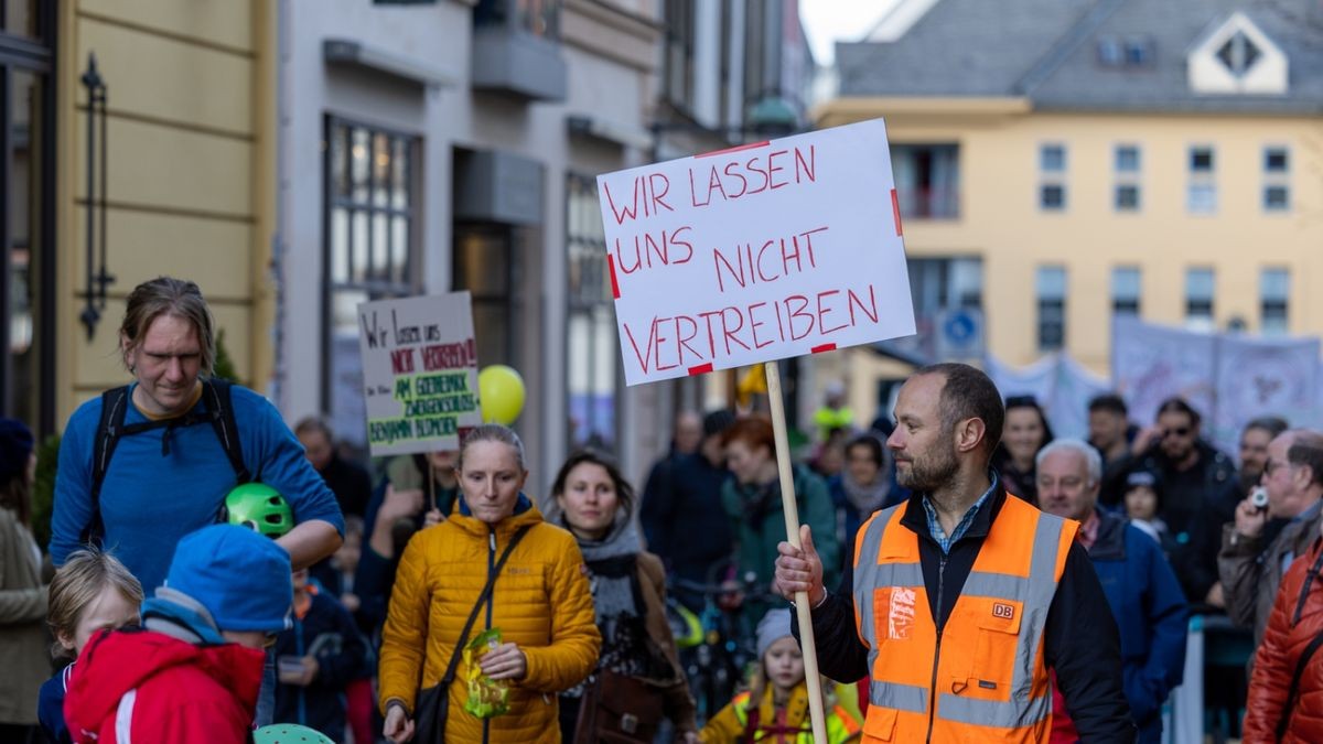 Für den Erhalt der Kindergärten Am Goethepark, Benjamin Blümchen und Zwergenschloss haben am Freitag Hunderte Menschen in Weimar demonstriert.