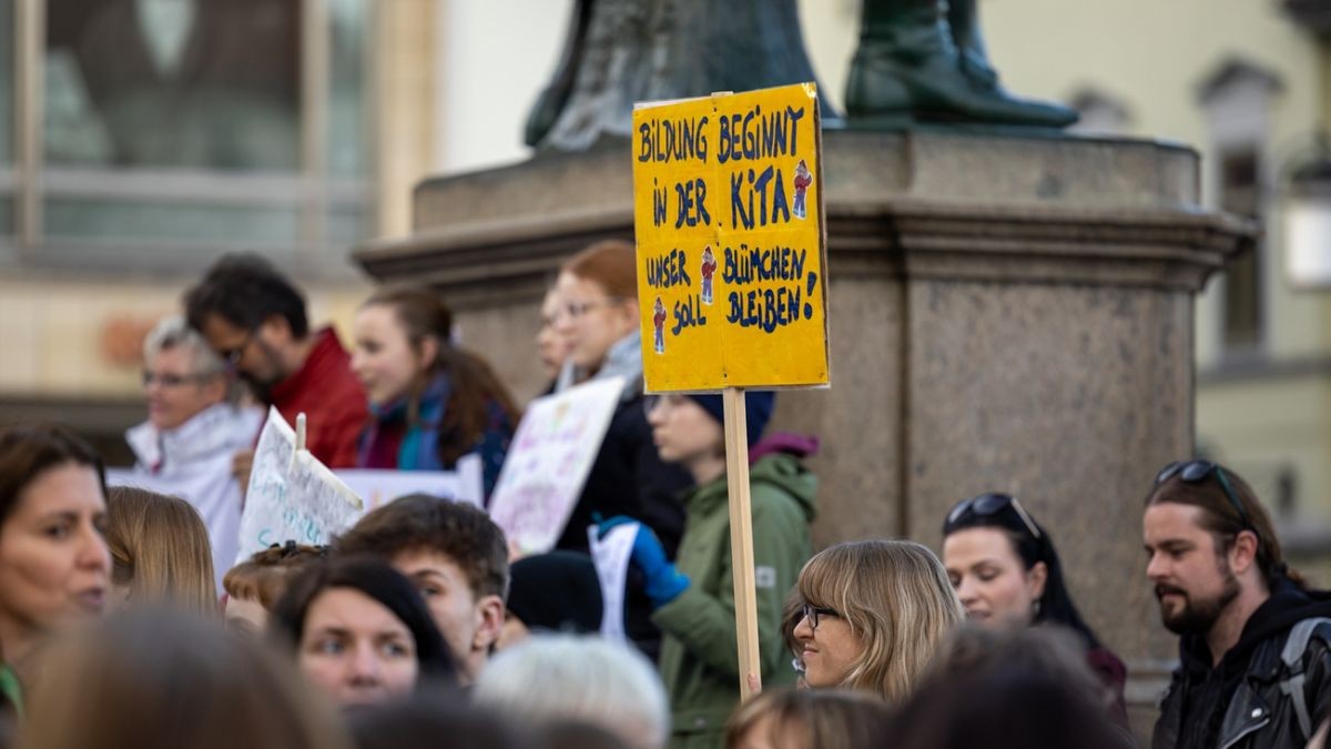 Für den Erhalt der Kindergärten Am Goethepark, Benjamin Blümchen und Zwergenschloss haben am Freitag Hunderte Menschen in Weimar demonstriert.