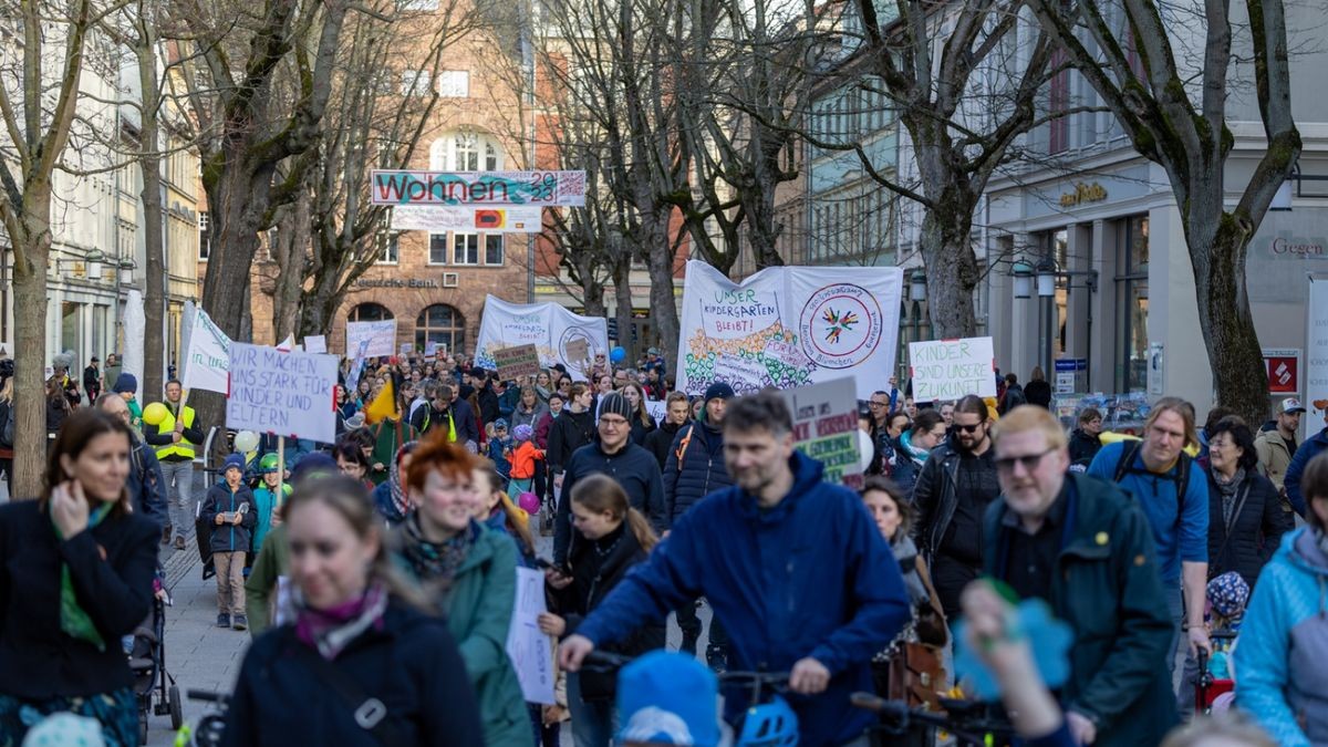 Für den Erhalt der Kindergärten Am Goethepark, Benjamin Blümchen und Zwergenschloss haben am Freitag Hunderte Menschen in Weimar demonstriert.