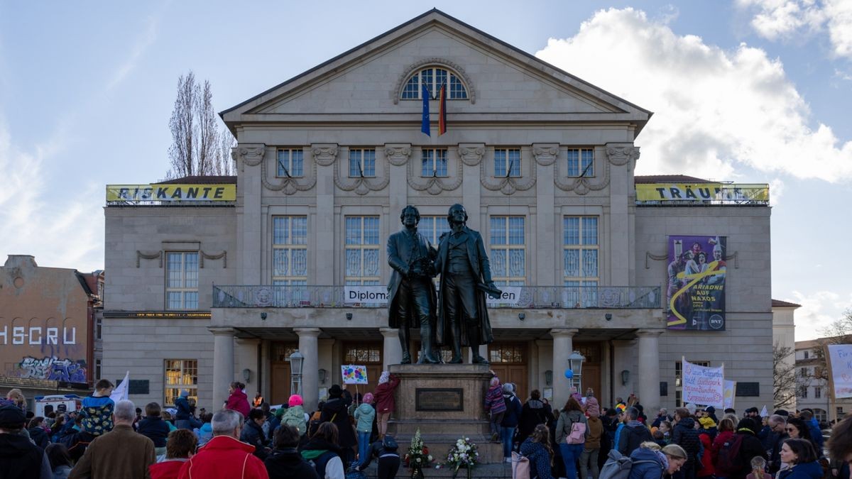 Für den Erhalt der Kindergärten Am Goethepark, Benjamin Blümchen und Zwergenschloss haben am Freitag Hunderte Menschen in Weimar demonstriert.