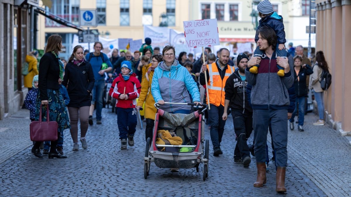 Für den Erhalt der Kindergärten Am Goethepark, Benjamin Blümchen und Zwergenschloss haben am Freitag Hunderte Menschen in Weimar demonstriert.