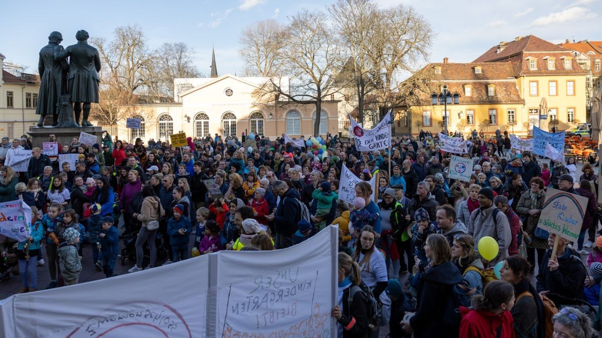 Für den Erhalt der Kindergärten Am Goethepark, Benjamin Blümchen und Zwergenschloss haben am Freitag Hunderte Menschen in Weimar demonstriert.