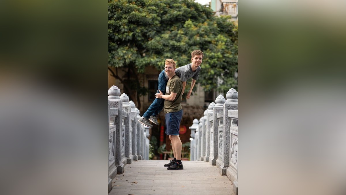 Lovis  Wiefelschütz trägt seinen Freund Alexander Källner über der Schulter auf einer Brücke in Vietnam.