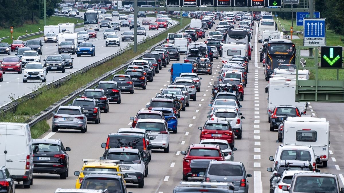 Fahrzeuge im Stau: Laut einer Umfrage würden wieder mehr Menschen ein Auto mit Ottomotor kaufen.