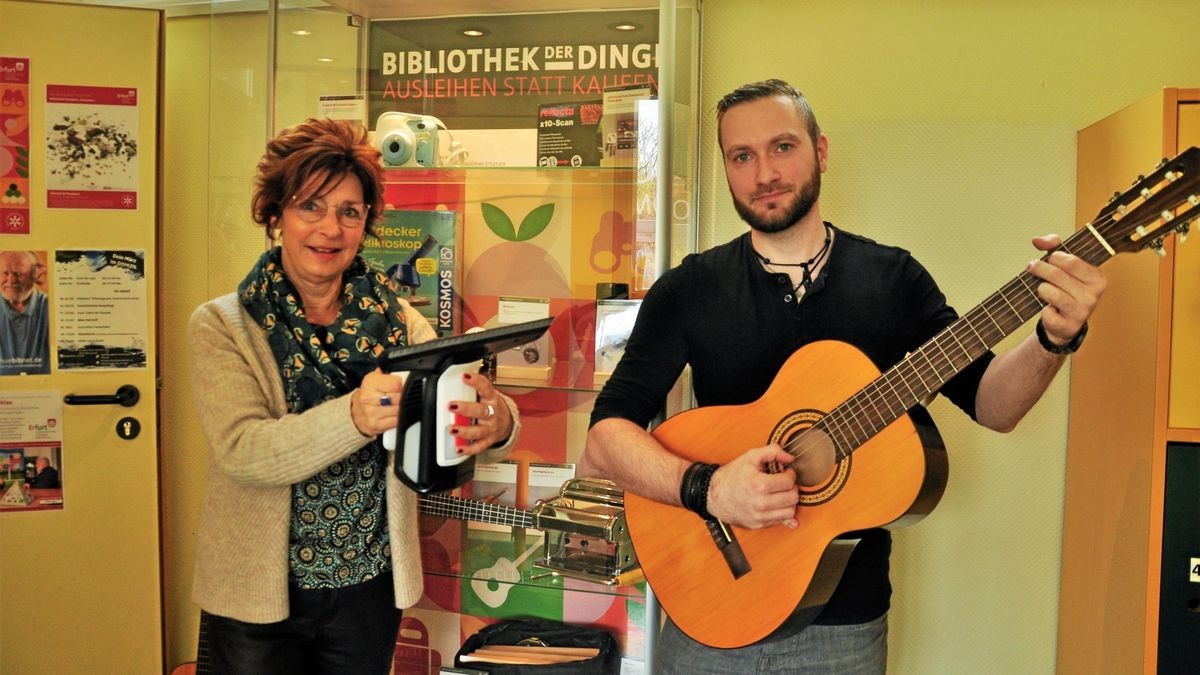 Gitarre üben oder endlich die Fenster reinigen? Zwei der Angebote der Bibliothek der Dinge, die Annamaria Benita Lippold und Patrick Schneider hier präsentieren.