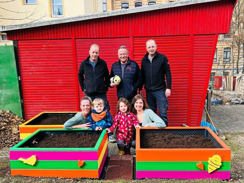 Geraer KindergartenKinder bepflanzen Hochbeete im „KinderGarten“