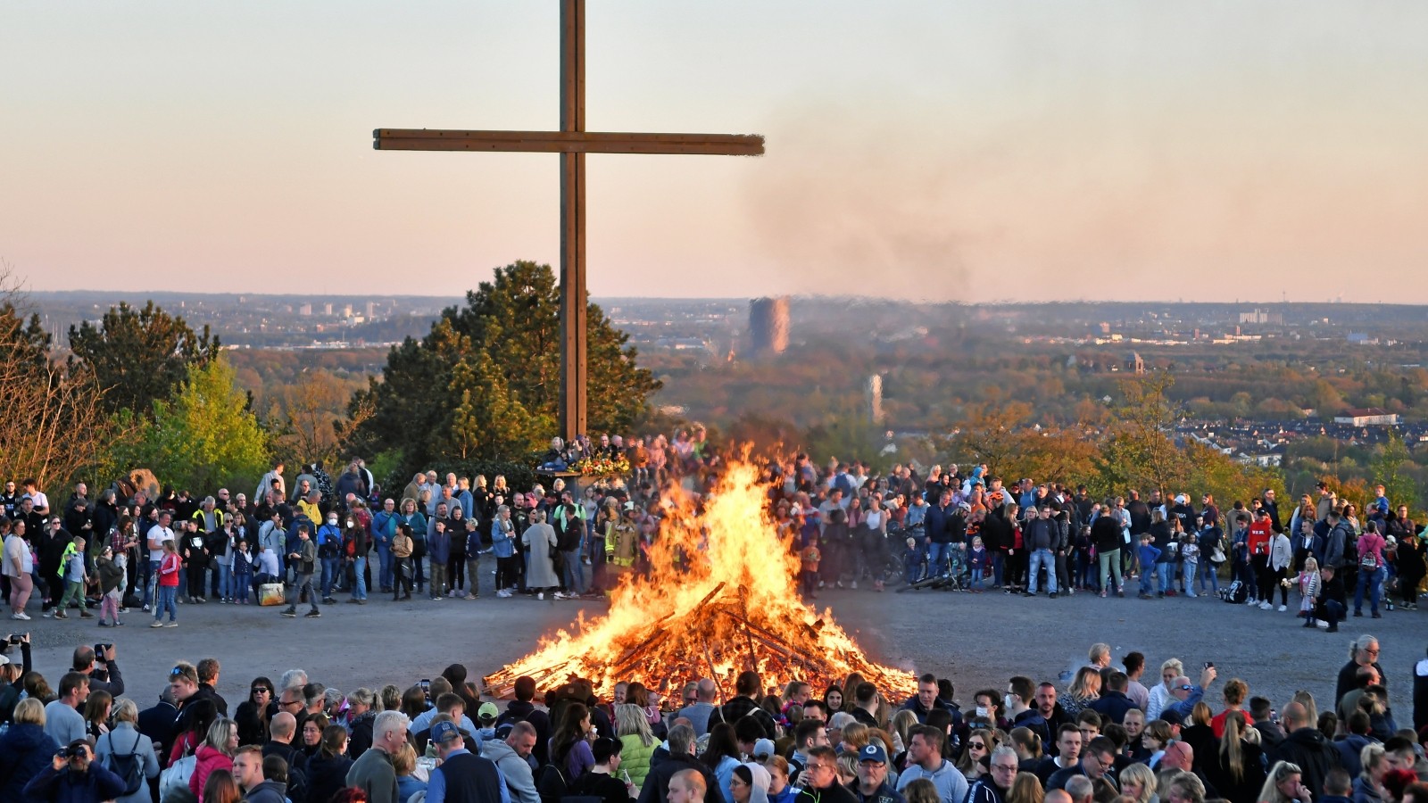 Halde Haniel Bottrop Alle Infos zum höchsten NRWOsterfeuer