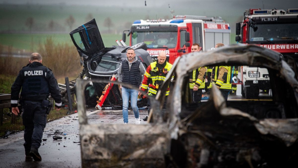 Anschließend soll überprüft werden, ob der Straßenbelag beschädigt wurde. Davon hängt es den Angaben zufolge ab, wann die Strecke wieder für den Verkehr freigegeben werden kann.