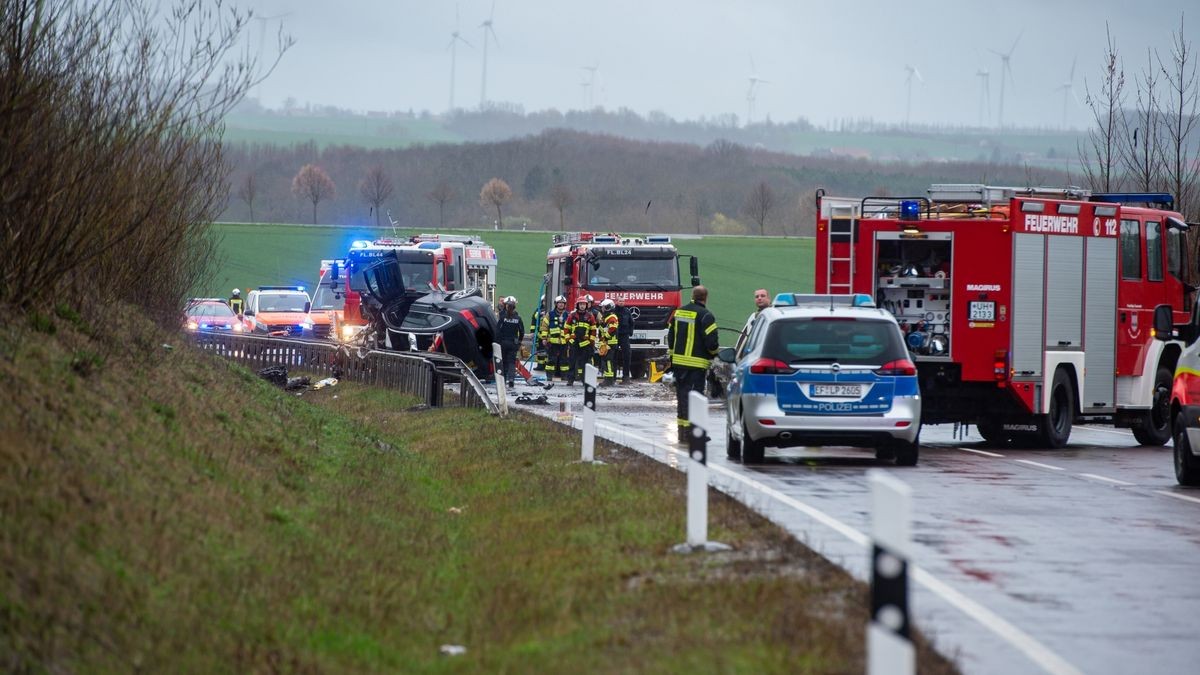 Auf der Ortsumfahrung Bad Langensalza sind am Samstagabend sieben Menschen ums Leben gekommen.