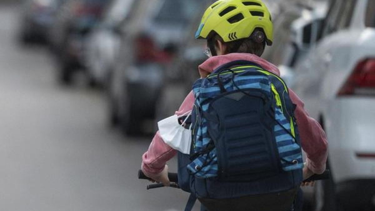 Ein Schulkind fährt mit seinem Fahrrad eine Straße entlang. (Symbolbild)