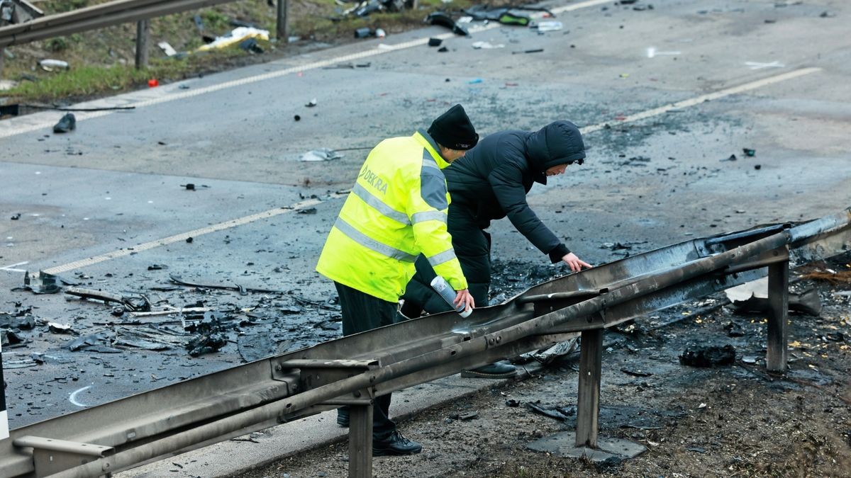 Polizei und Gutachter werten am Sonntag auf der B 247 die Spuren des schweren Unfalls vom Vortag aus.