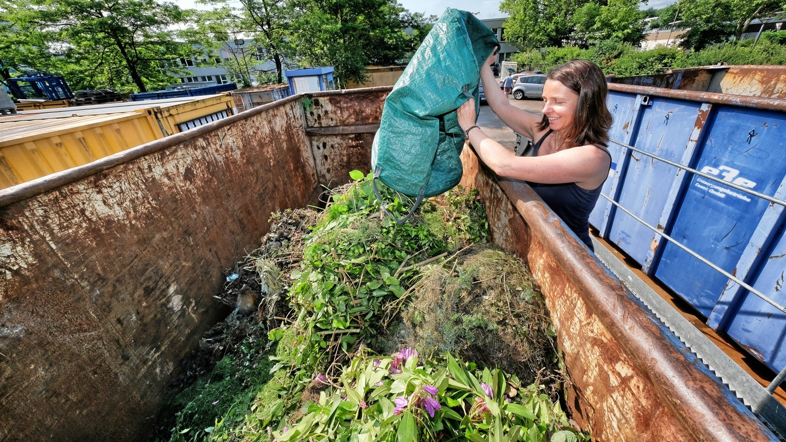  Erfurt stellt Container für Grünschnitt auf Motiv 