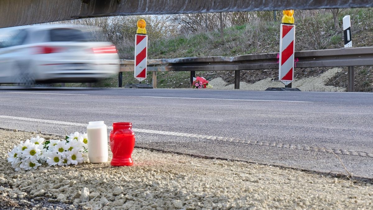 Nach dem tödlichen Unfall auf der Bundesstraße 247 nahe Bad Langensalza liegen an der Unglücksstelle Blumen und es wurden Kerzen aufgestellt. 