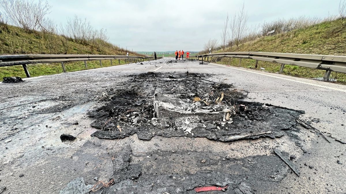 Durch dem schrecklichen Unfall auf der Ortsumgehung von Bad Langensalza nahm auch die Fahrbahn der Bundesstraße erheblich Schaden.