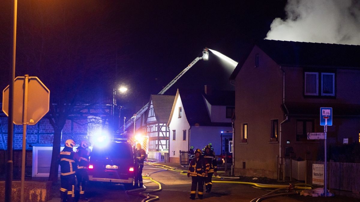 Auch das Wohnhaus, welches direkt an die Scheune grenzt, wurde durch die Flammen in Mitleidenschaft gezogen.