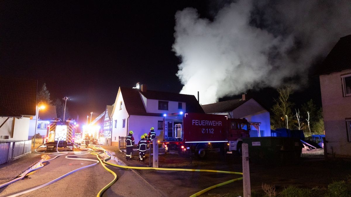 Die Feuerwehr war mit einem Großaufgebot vor Ort und über mehrere Stunden mit den Löscharbeiten beschäftigt.