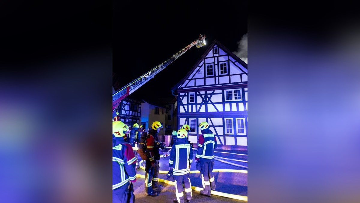 Das Feuer griff auf das daneben stehende Wohnhaus über und verursachte Schäden im Bereich des Dachgeschosses.