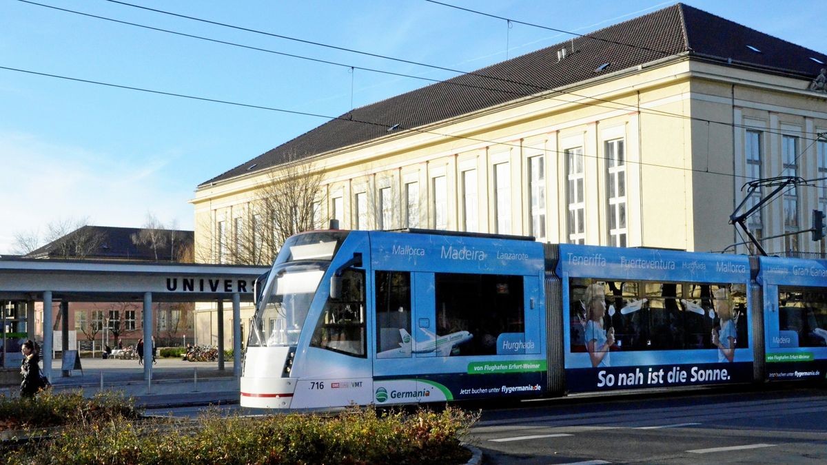 Eine Straßenbahn fährt an der Erfurter Universität vorbei (Archiv-Foto). 